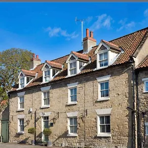 https://the-grange-thornton-dale.yorkshirehotels.net