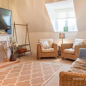 https://sky-view-lovely-1bed-suite-close-to-beach-and-with-parking.tophotelsbath.com