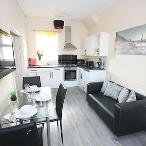 Apartment Cosy Casa: Beachfront Promenade Retreat With Free Parking, Blackpool
